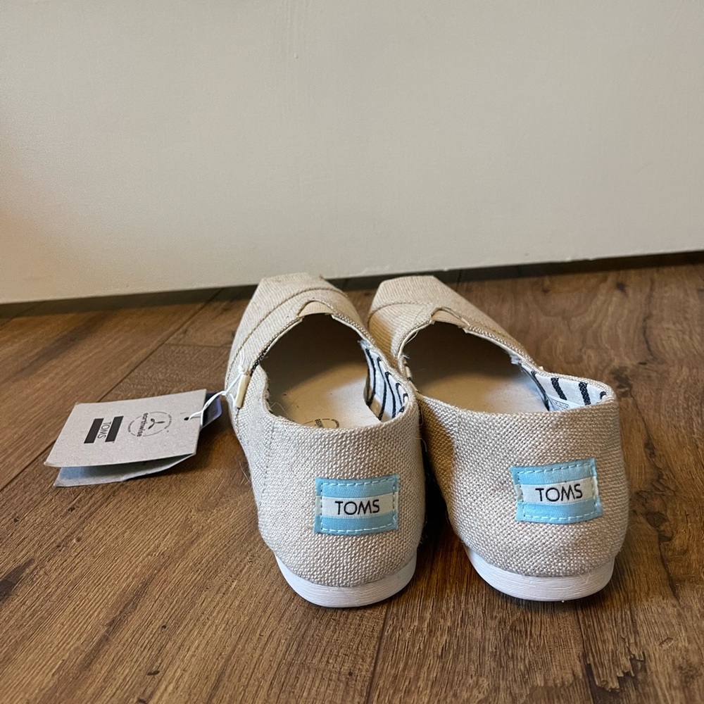 NWT 5.5 Toms Neutral Alpargata SlipOns with Ortholite Insole